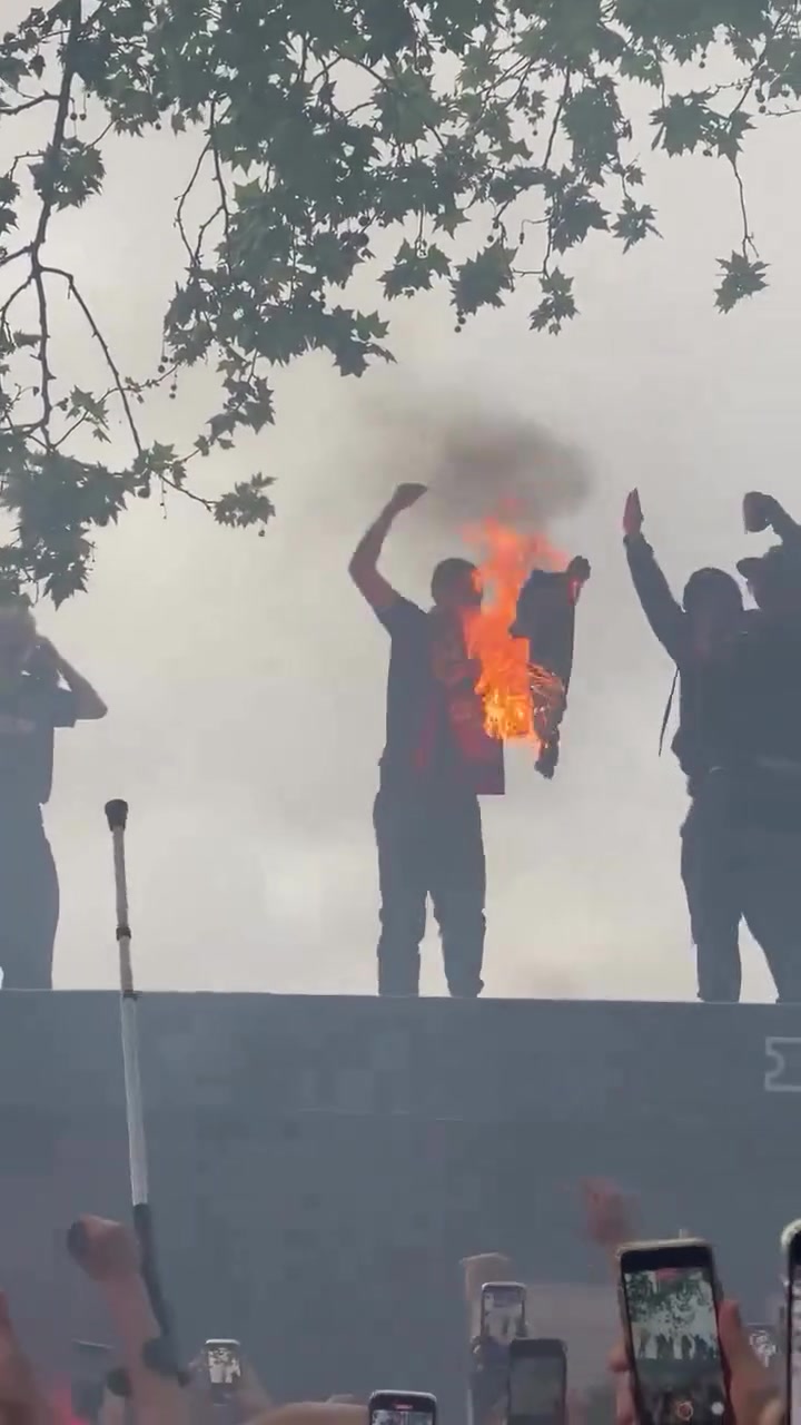 仇恨😡巴萨球迷赛前焚烧登贝莱球衣🔥人群高声欢呼