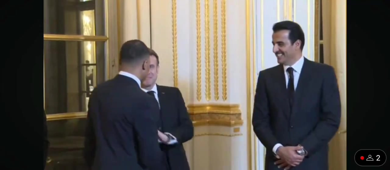 ?聊啥呢？姆巴佩与马克龙&巴黎老板卡塔尔埃米尔握手交谈?