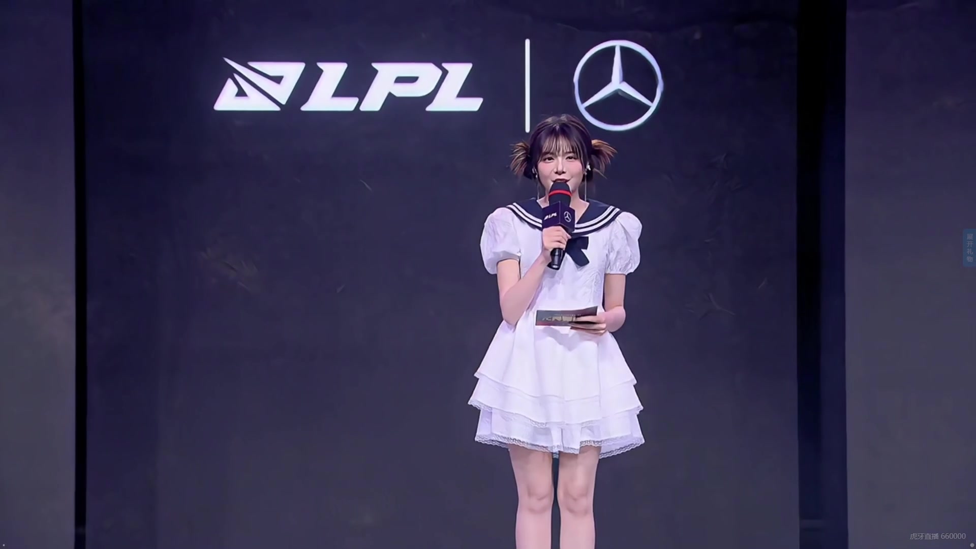 今天是水手驼子！骆歆身穿海军领连衣短裙登台主持 白嫩长腿一览无遗