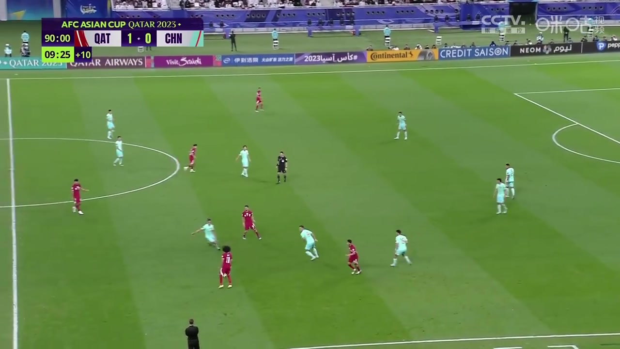 比赛最后时刻，阿菲夫等卡塔尔球员互相传球戏耍国足