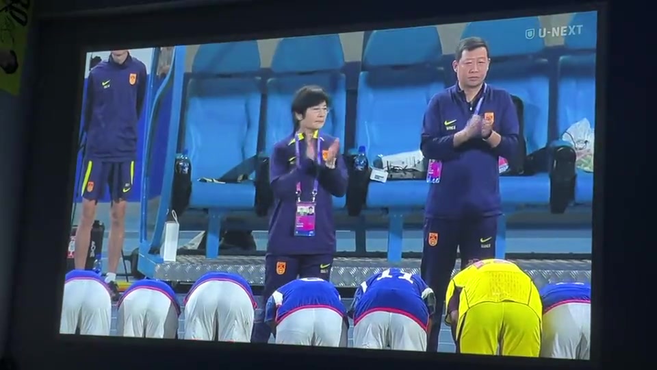 日本女足队员赛后集体向水庆霞鞠躬，水庆霞鼓掌回应