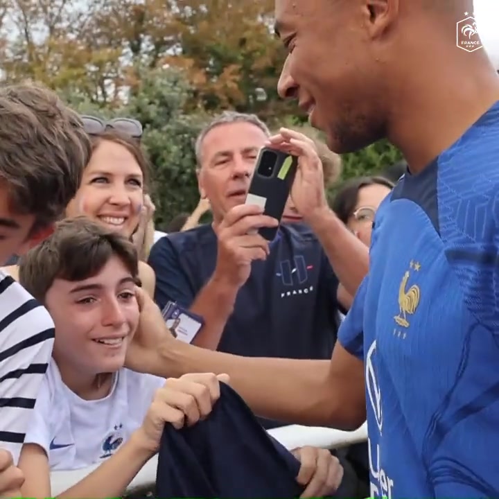 暖心一幕！法国小球迷见到姆巴佩激动落泪，后者送上拥抱和签名