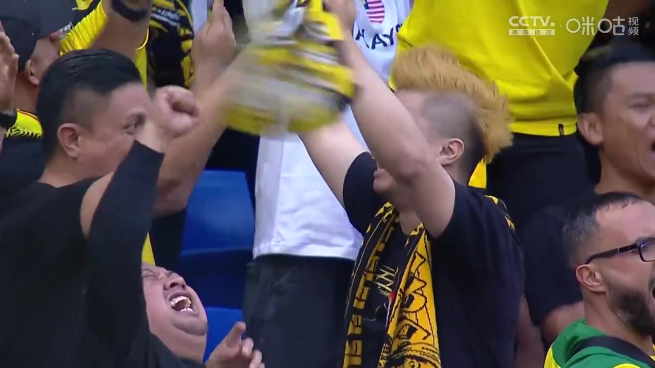 2！比！1！反超韩国！场边的马来西亚球迷激动哭了！