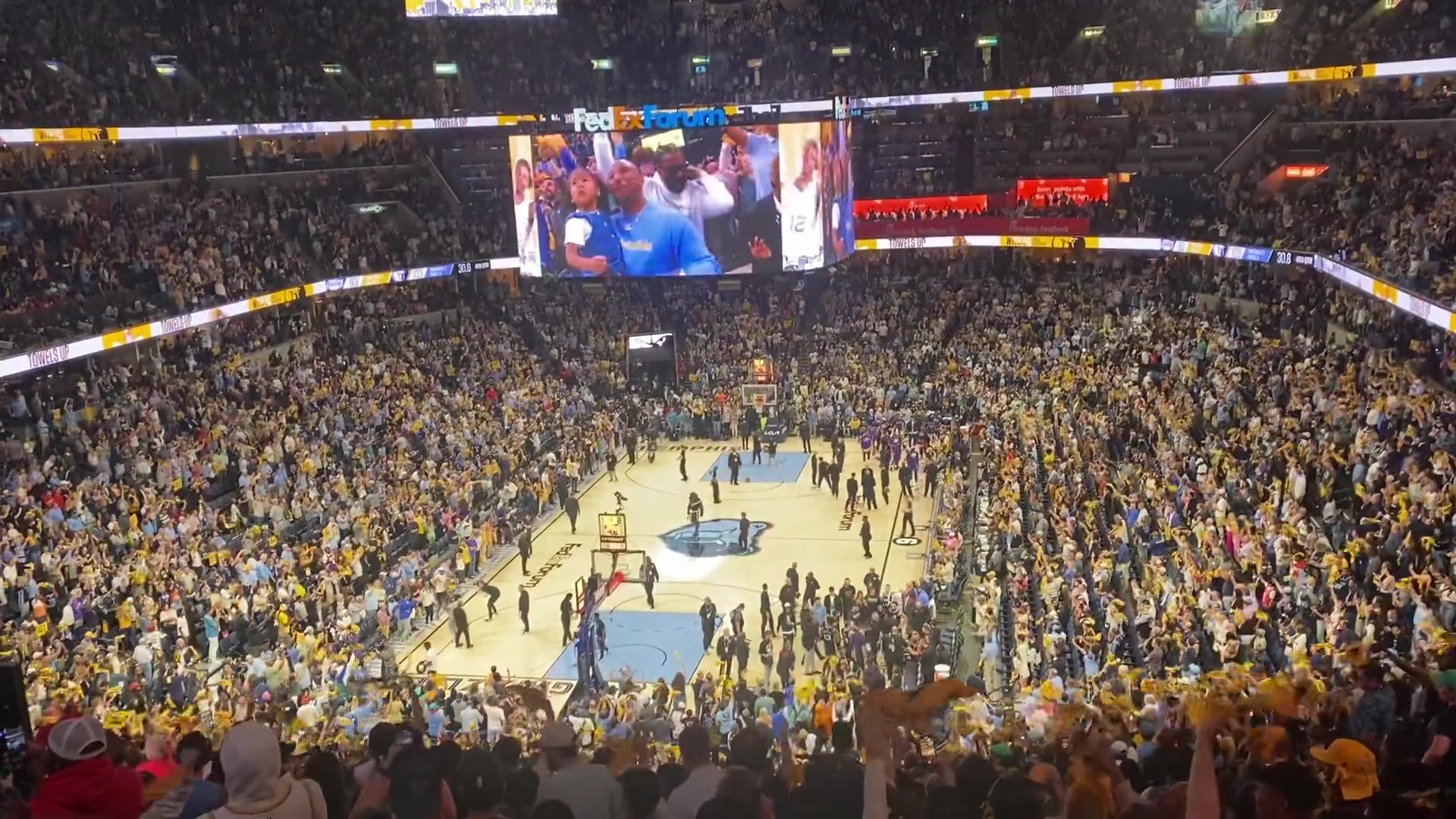 八村塁,tt等湖人球员 末节大跳灰熊主场庆祝胜利舞曲《揍他们》