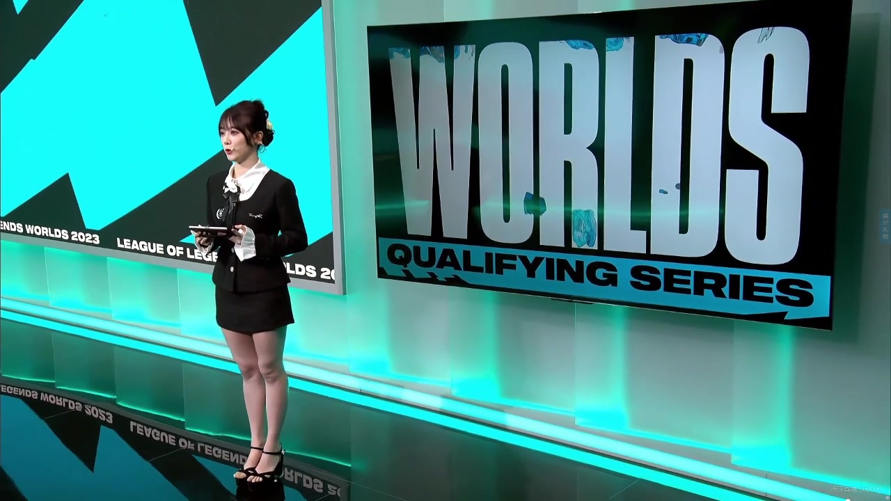 好久不见!主持人小钰身穿黑色小西装搭配短裙出镜秀出美腿!