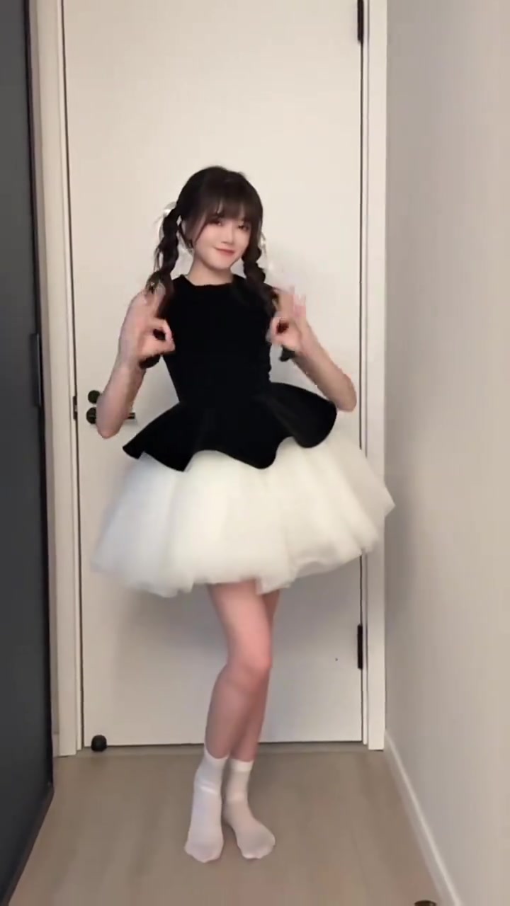 主持骆歆分享舞蹈视频:一“三”一“三”亮晶晶~