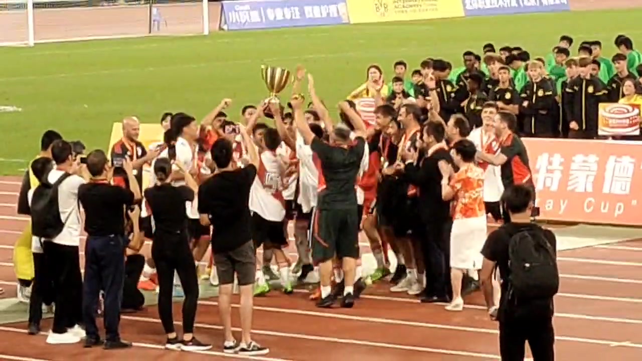 谢幕?中国足球小将领取亚军奖杯奖牌?与冠军河床相互致意