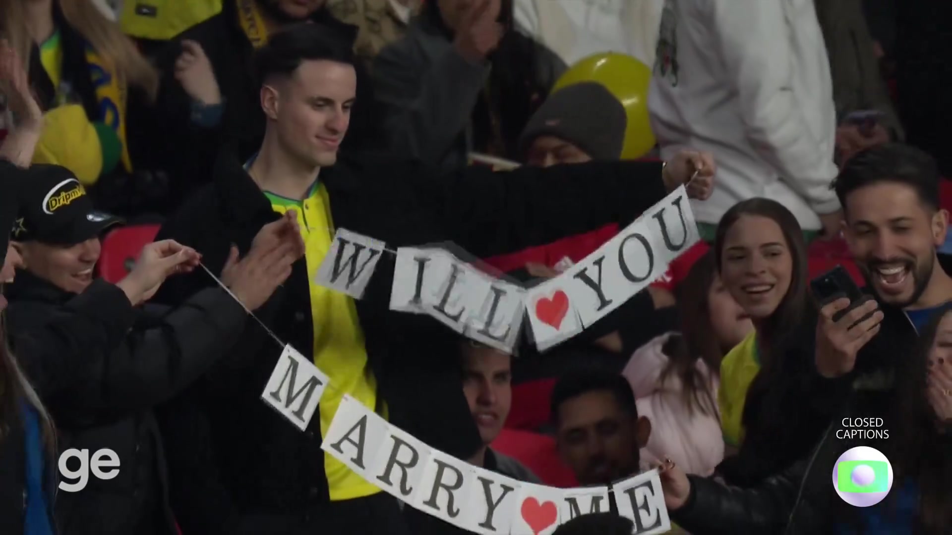 最幸福的事🥰巴西球迷中场求婚成功，众好友助阵场面感人💑