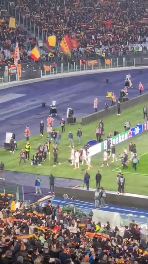 球迷怒了🤬米兰欧联出局，赛后球员们去看台前与球迷交流