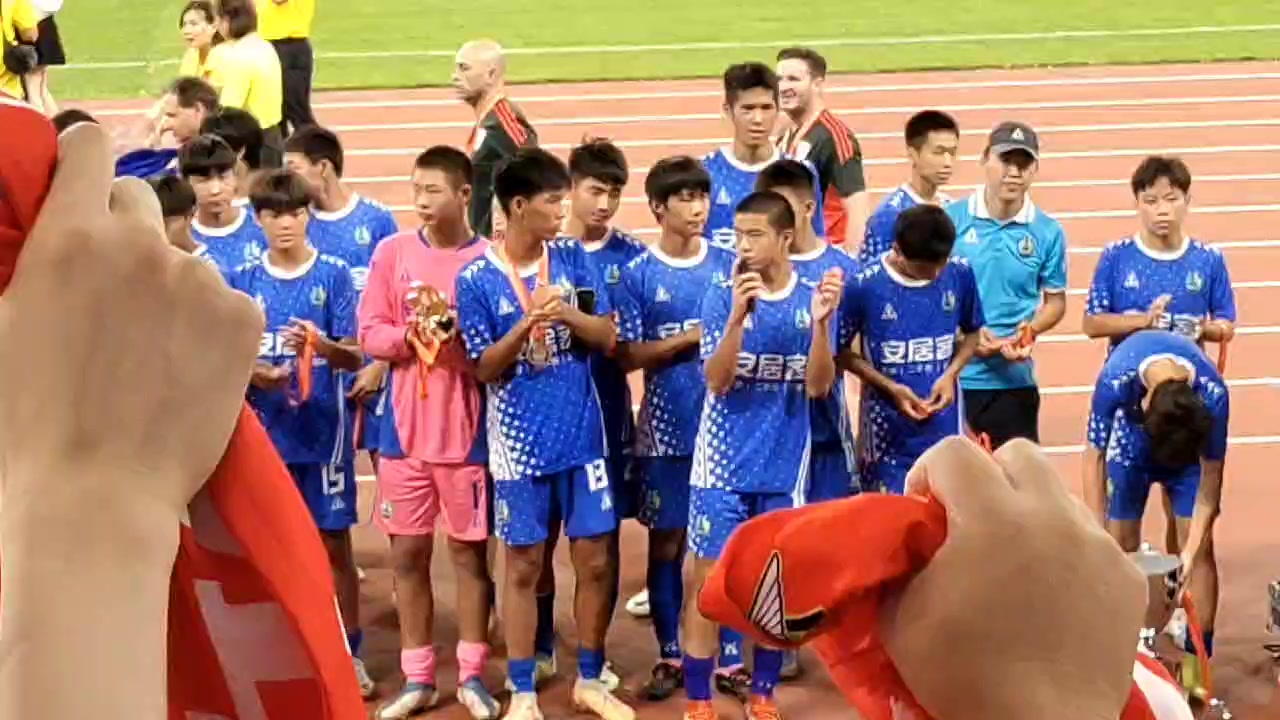 谢幕?中国足球小将领取亚军奖杯奖牌?与冠军河床相互致意