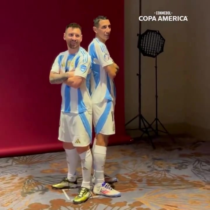 梅西与迪马利亚穿阿根廷球衣拍美洲杯定妆照