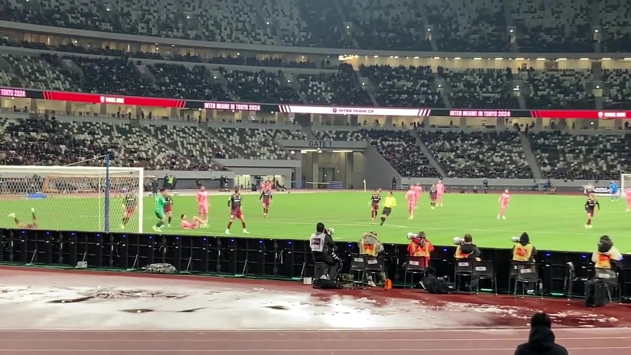 球迷实拍📽️梅西半单刀险些破门，现场日本球迷陷入疯狂