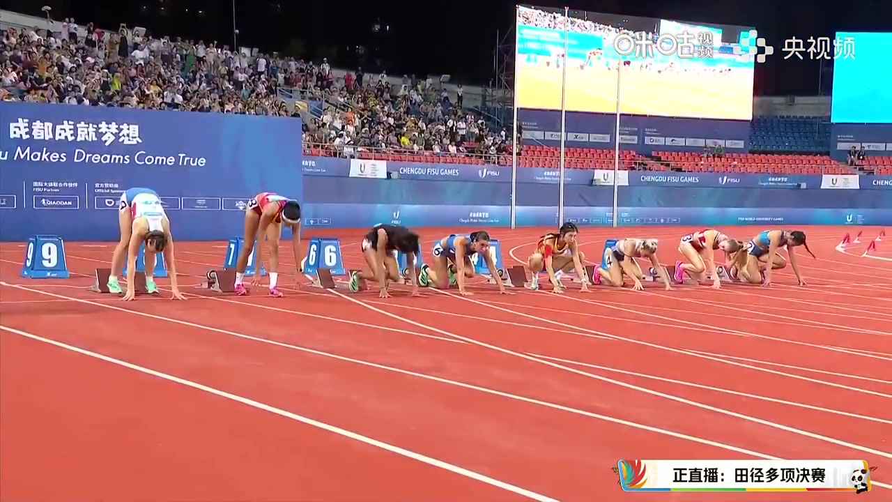 大运会女子100米栏决赛，吴艳妮12秒76刷新个人最好成绩斩获银牌