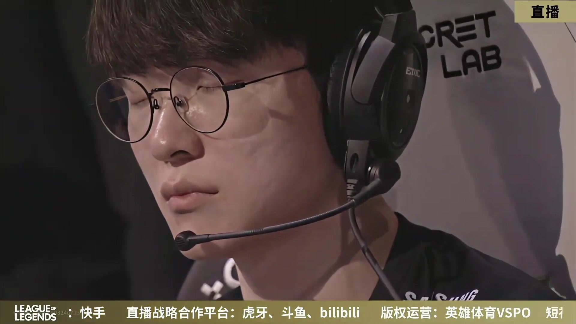 冥想还是困倦？第三局Faker闭着眼睛坐在BP面前 专心准备决胜局 