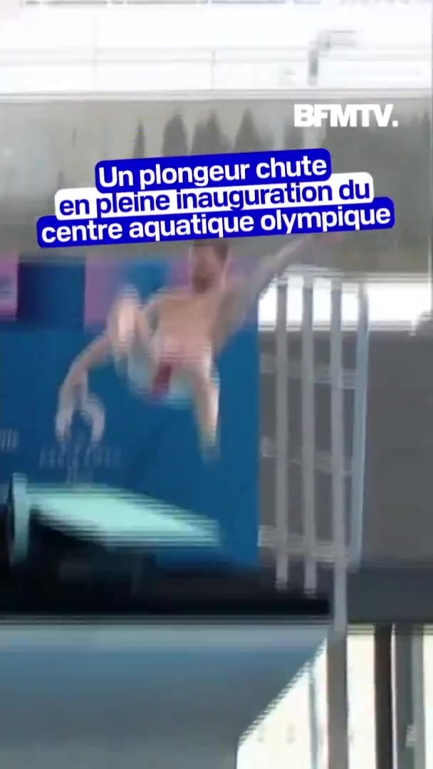 巴黎奥运水上运动中心落成，法国运动员表演3米跳板时不慎摔倒