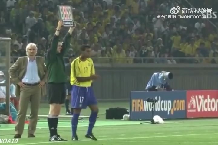 2002决赛最后时刻，德尼尔森上场后成功地消遣了德国人！