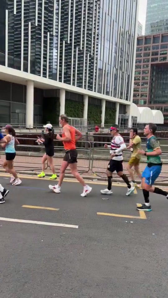 记者晒拉爵伦敦马拉松参赛视频：得加把劲才能赶上曼联开球😅