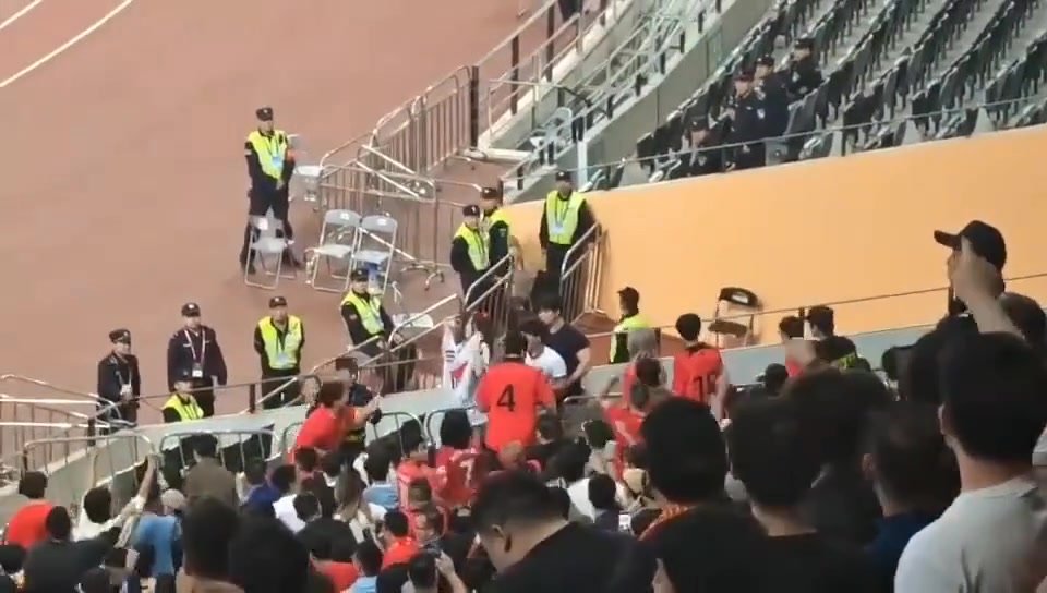看得真的气?一女生穿热刺球衣，举韩国国旗挑衅国足球迷