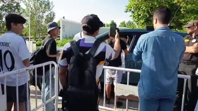 人气爆棚！皇马球迷排成一长串，怀森坐车内渐渐给美凌格签名合影