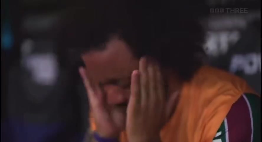解放者杯决赛弗鲁米嫩塞加时进球取得领先，马塞洛替补席泪流满面