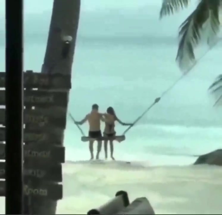 恩爱凯尔西与泰勒-斯威夫特在巴哈马度假，二人水中拥吻