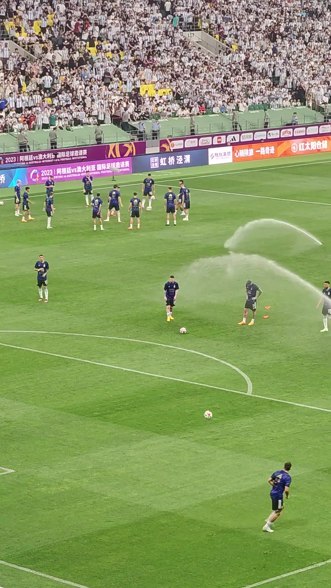 一个字“稳”！梅西赛前热身时球场突然浇水，但梅西仍稳稳罚进