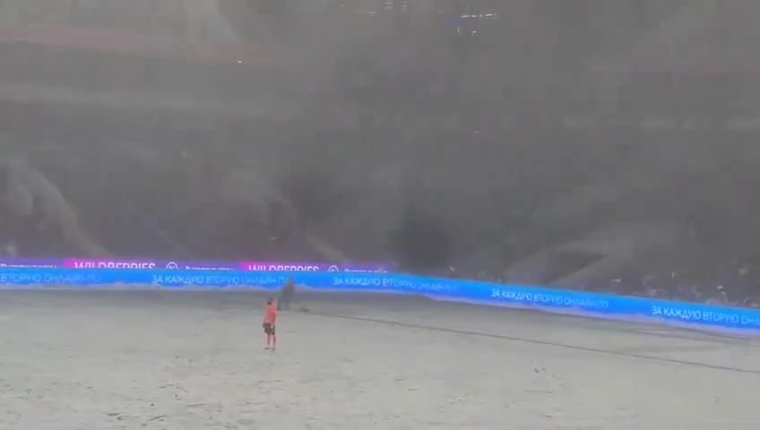 还得看俄罗斯🤣俄超赛场遭遇暴雪，双方球员在雪地里比赛...
