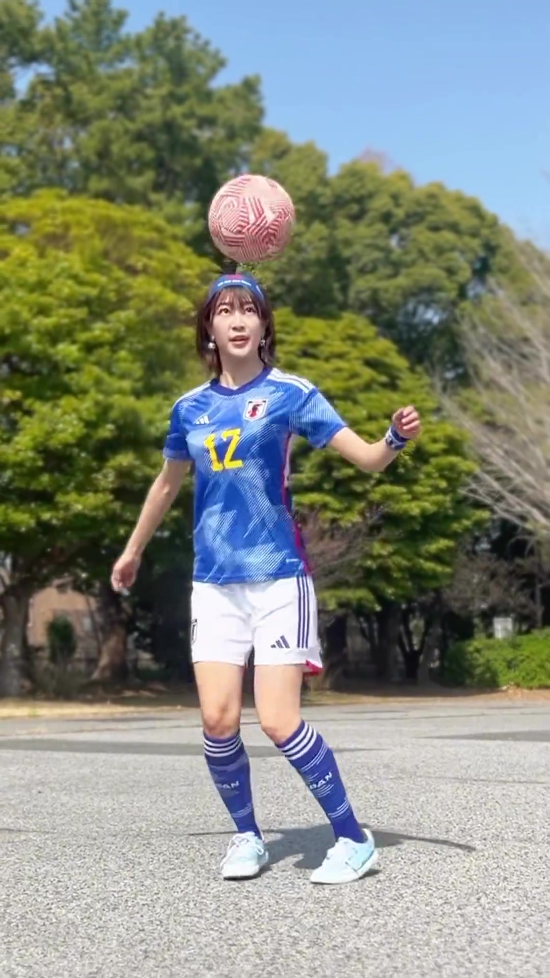 ?‍♀️完爆多少吧友？日本女演员大秀花式颠球，为国家队世预赛助威