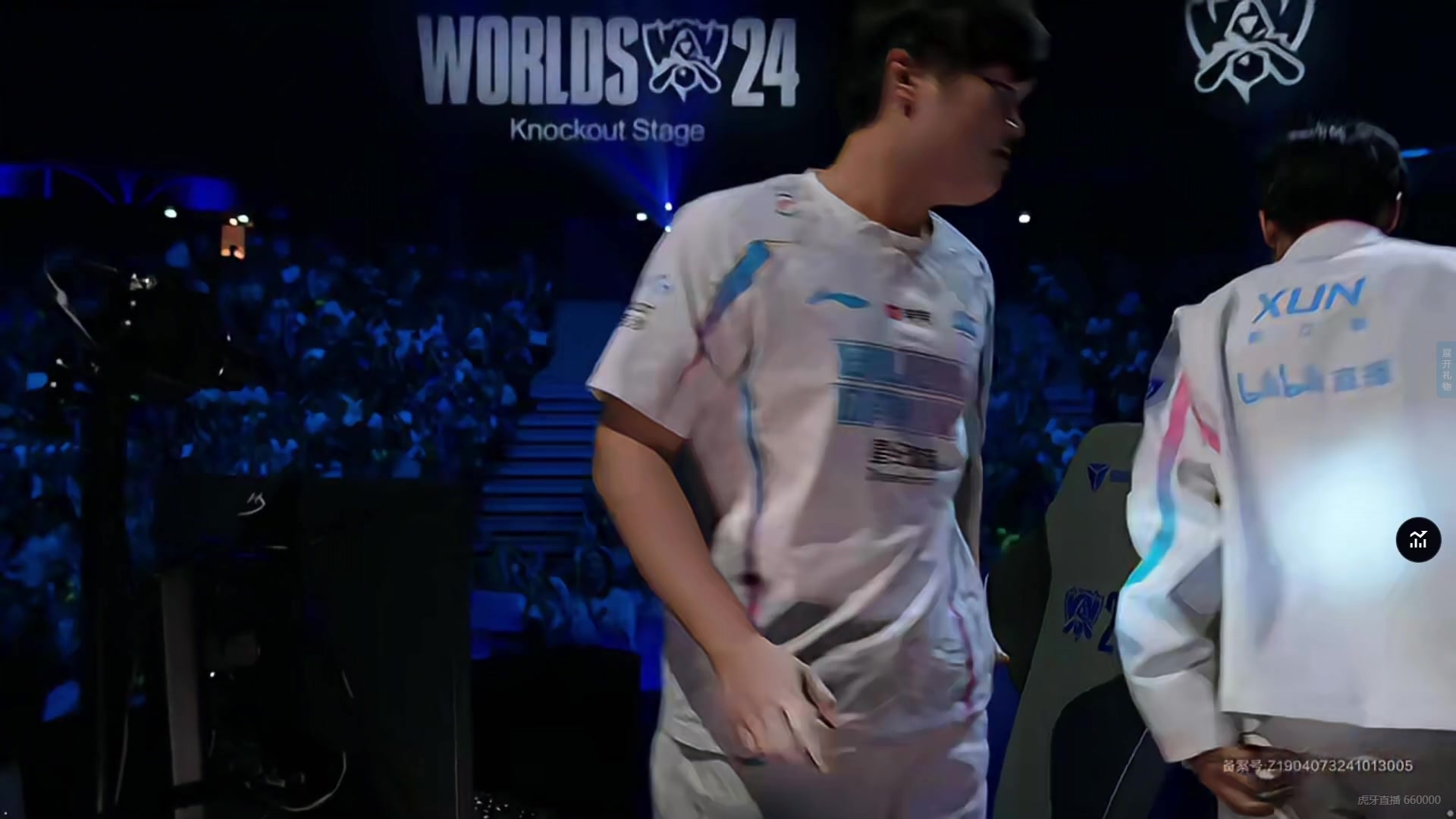 红色方连赢两局，Bin在第二局结束后表情愉悦轻松摘下耳机离席