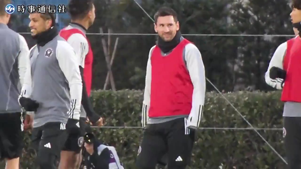 ?日媒晒梅西今日训练视频：与队友说笑，和球迷打招呼
