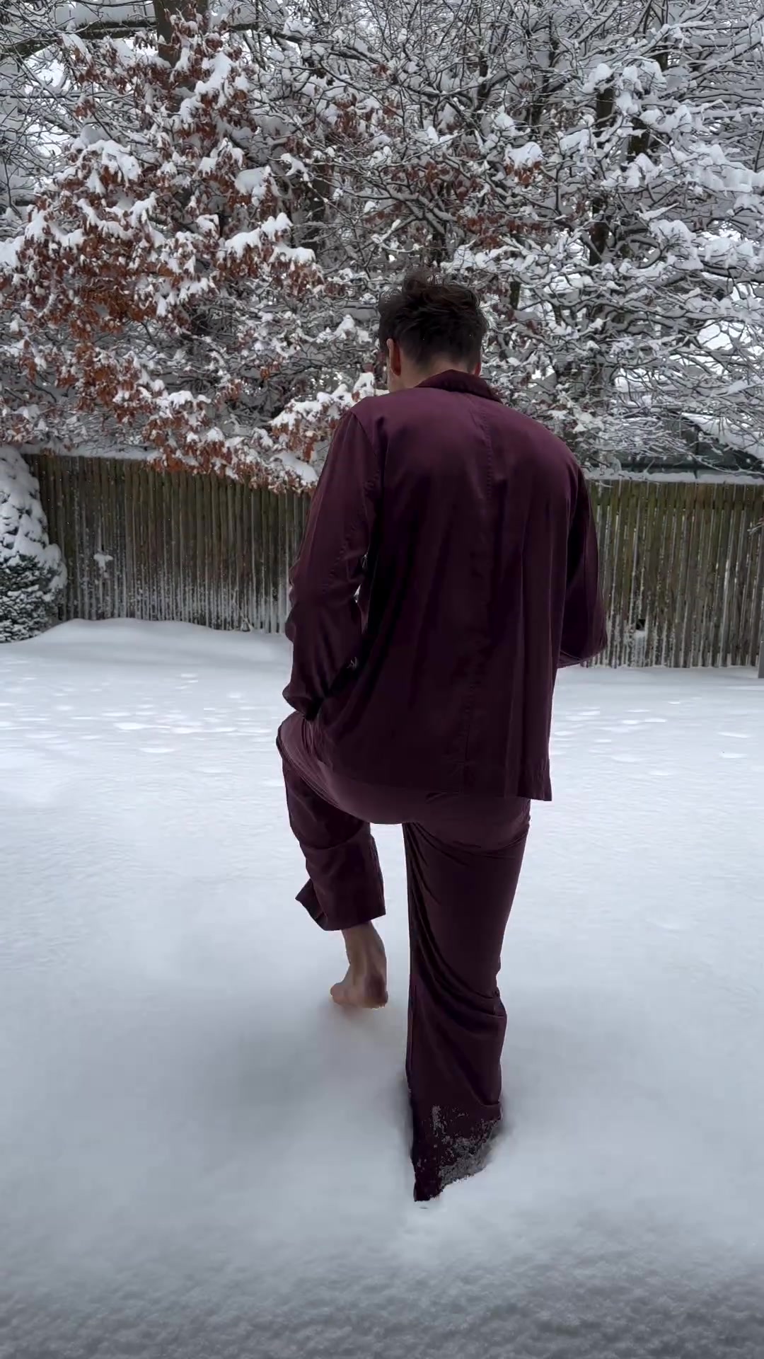 格雷茨卡晒光脚向厚雪撒盐视频：都不知道有什么好大惊小怪的！