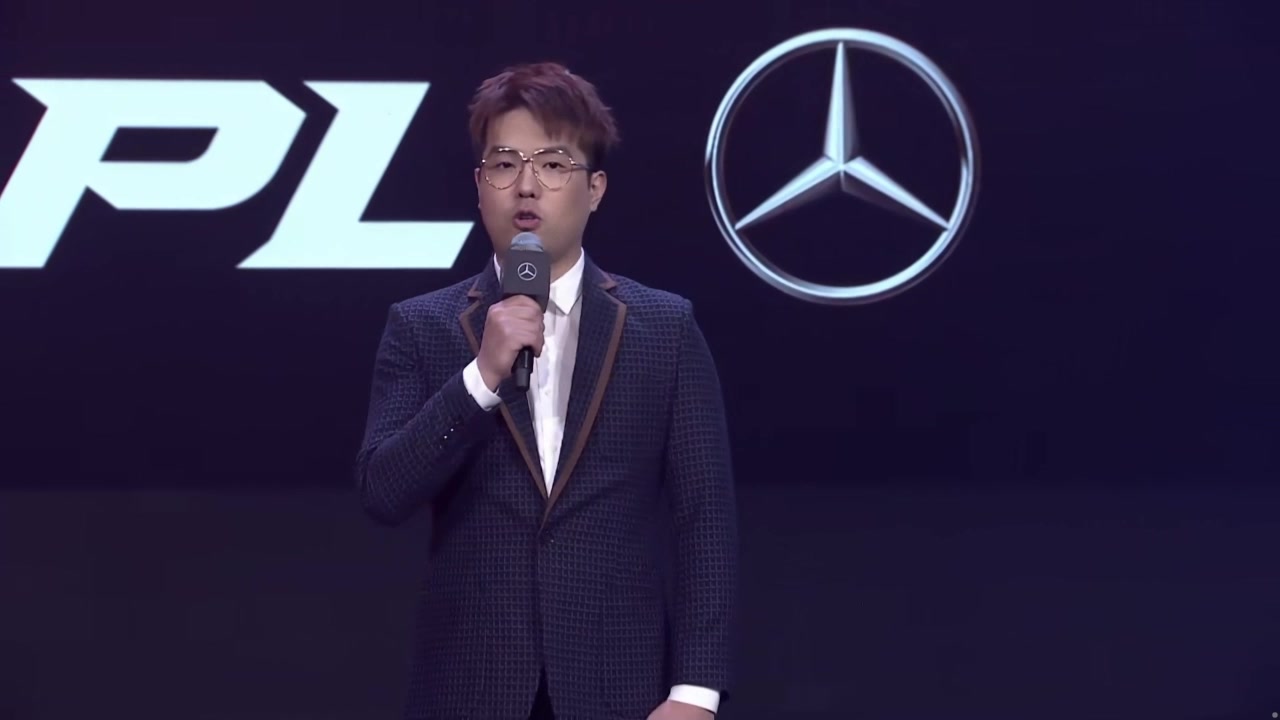 thisisforyoulpl主持人刘航出场秀模仿詹姆斯撒镁粉动作