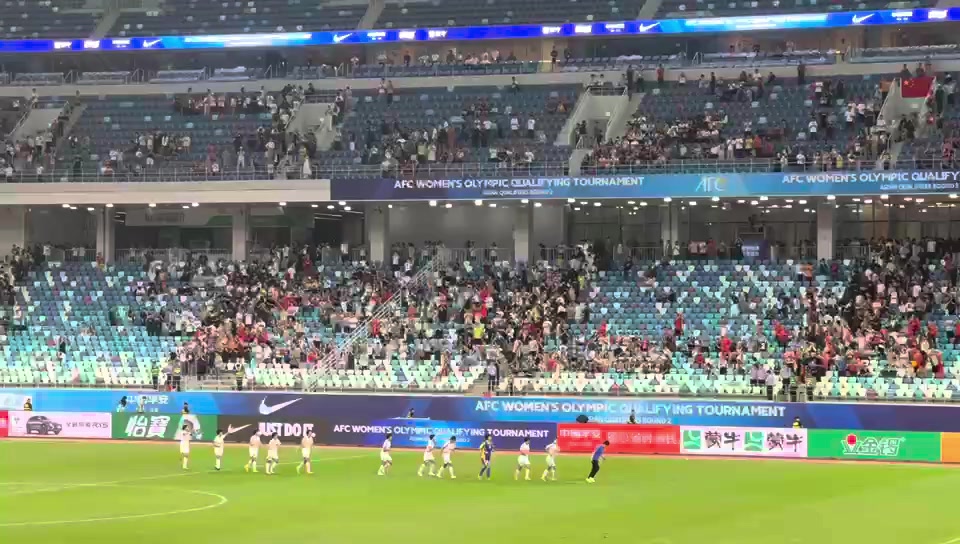 【千亿体育在现场】赛后朝鲜女足队员绕场鞠躬感谢球迷支持