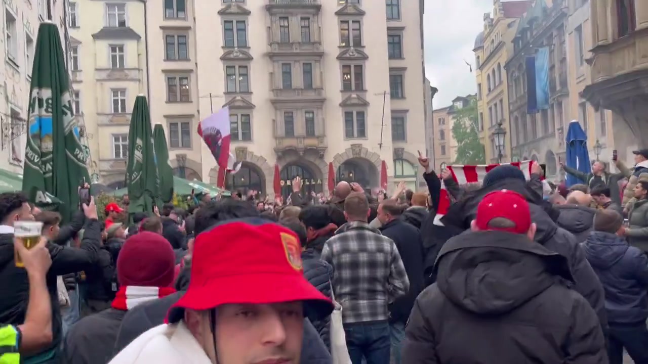 🗣📢随队出征！阿森纳球迷在慕尼黑街头唱歌为球队助威