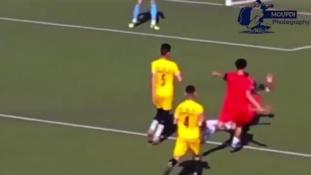 悲剧！阿尔及利亚一名17岁球员在比赛中被严重踢伤，十天后身亡