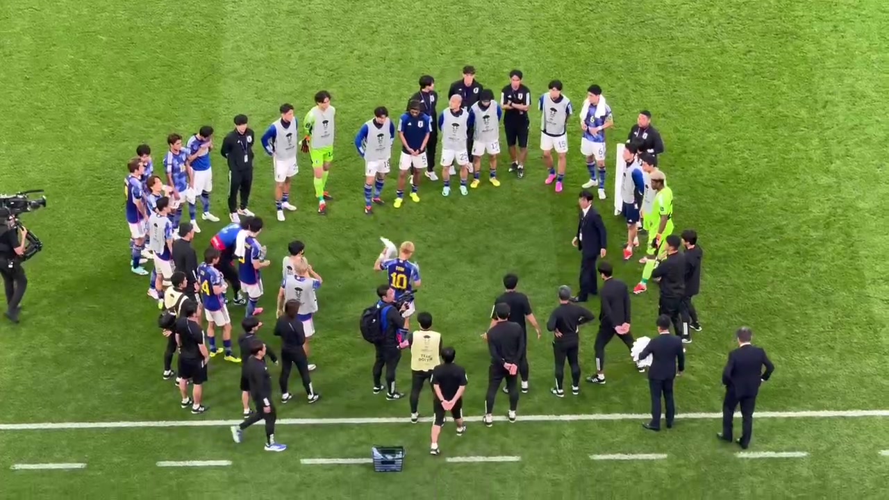 【龙八国际在现场】日本队所有人赛后聚在一起，森保一总结复盘比赛