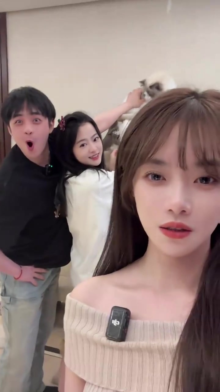 女主持人小钰分享与毛毛、kris合拍视频：