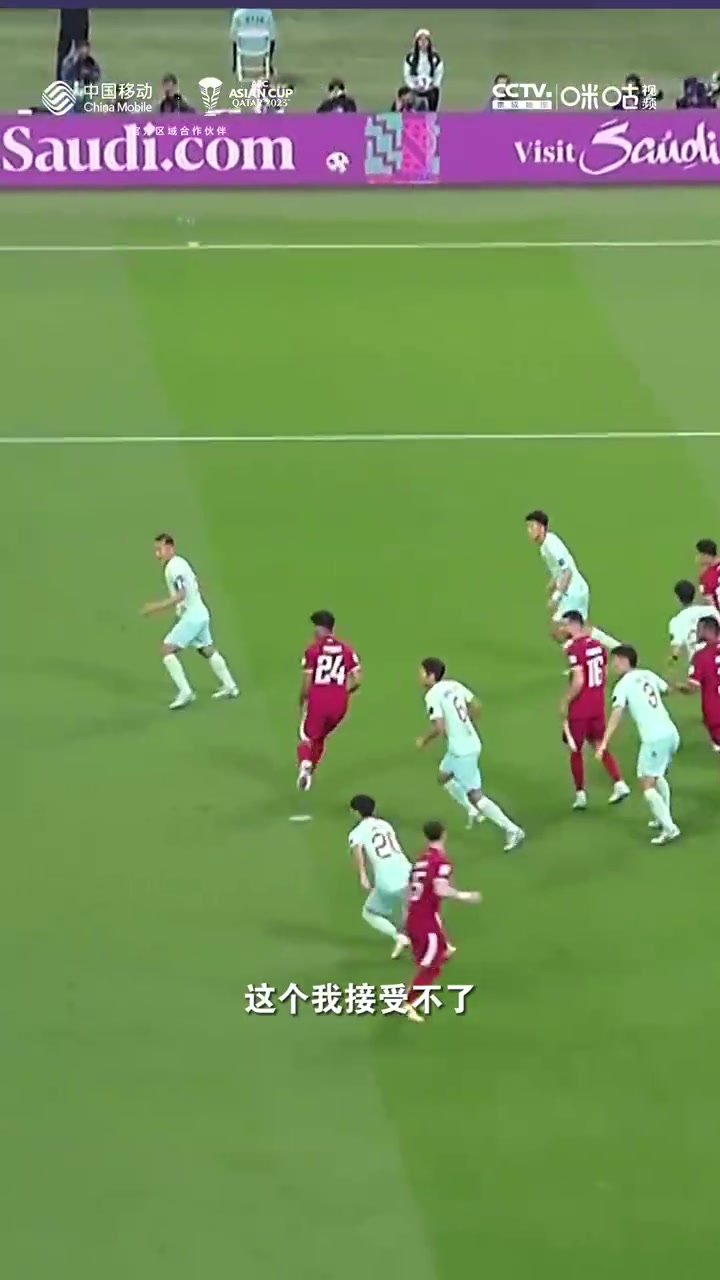 国足0-1卡塔尔，赛后冯潇霆红着眼眶表示不能接受这样的丢球方式