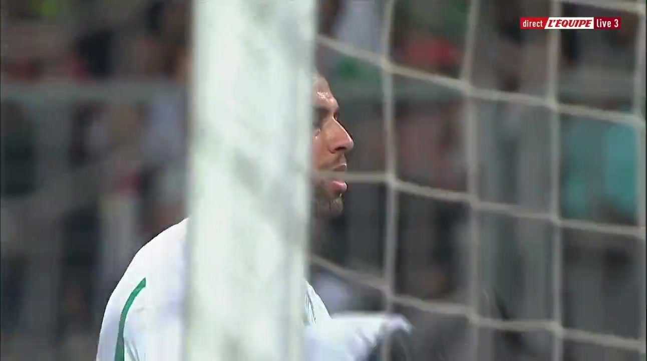 声援巴勒斯坦！世预赛阿尔及利亚球员破门后展示巴勒斯坦国旗