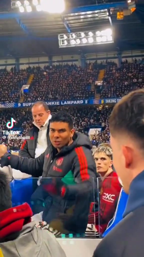 卡塞米罗疑似站着看球挡到切尔西球迷，球员连连道歉+竖大拇指