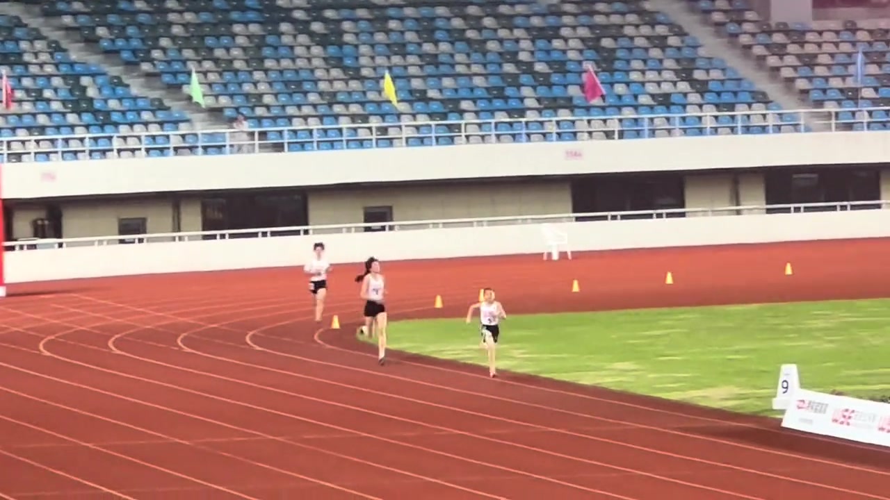 小学生拉爆高中生12岁天才小女孩800米2分21秒达标国家二级