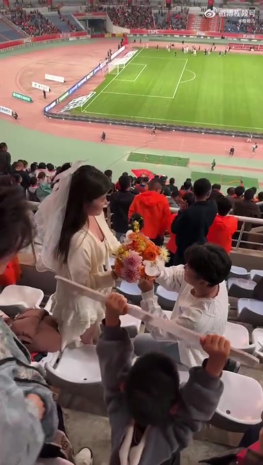 浪漫！泰山队球迷赛后求婚，现场高呼：嫁给他