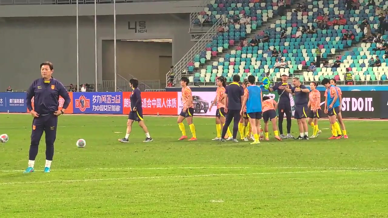 中国女足vs泰国女足开赛在即！小吧继续带来现场报道，先看热身