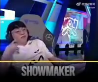 无奈苦笑！Showmaker阵亡后瘫坐椅子歪头看着自家基地被WBG推平